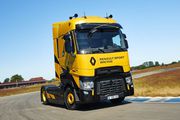 Un camion badgé Renault Sport en série limitée