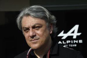 https://cdn.planeterenault.com/300x0/UserFiles/photos/slideshow/luca-de-meo-tiene-devocion-por-fernando-alonso-y-lo-considera-el-padrino-de-alpine.jpeg