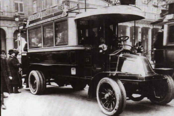 Les premiers autobus 1906-1955