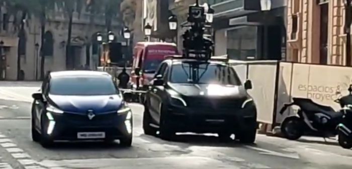 La future Clio restylée surprise lors d'un tournage publicitaire