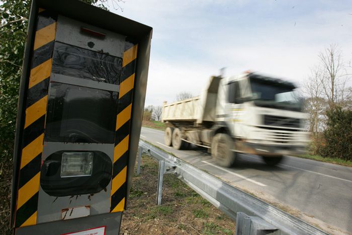 Fin des panneaux radars : sécurité routière ou rentière ?