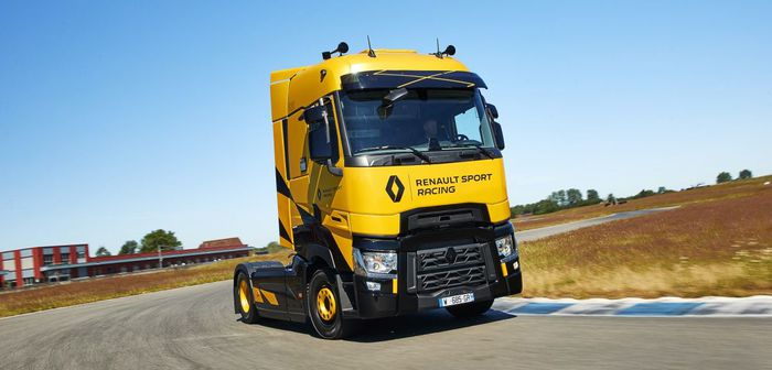 Un camion badgé Renault Sport en série limitée